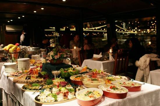 موائد العشاء تطيح بوزير