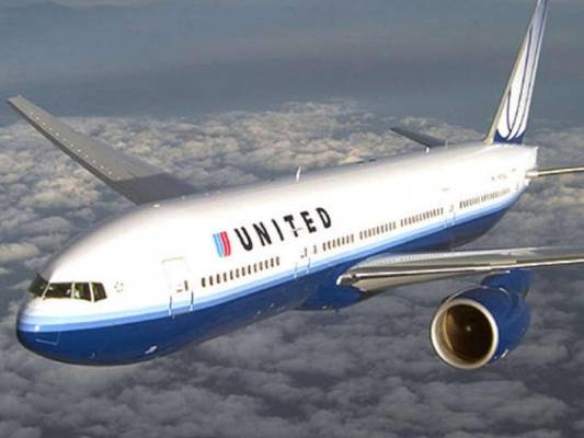 شاهد .. هبوط مرعب لطائرة بريطانية فوق رؤوس السائحين