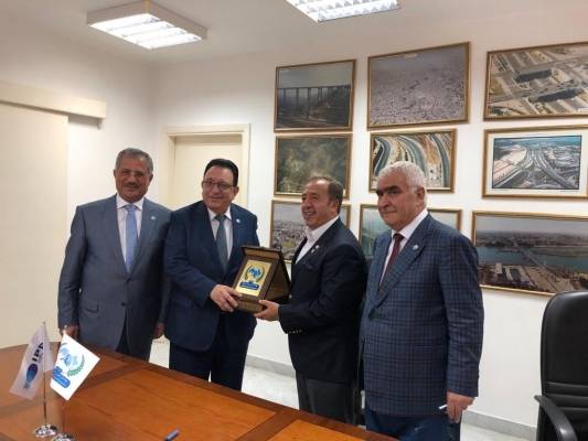 الاتحاد العربي للنقل البري يوقع تفاهما مع اتحاد نقل الركاب الدولي