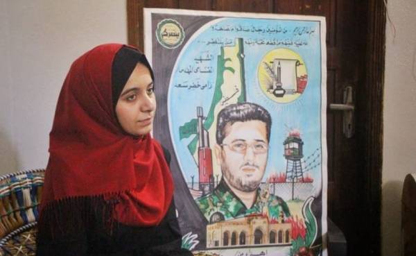 فلسطينية حصلت على معدل 99 وأهدت نجاحها لوالدها الشهيد