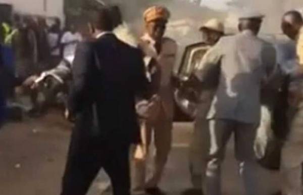 اشتعال النيران في سيارة رئيسي السنغال ومالي (فيديو)