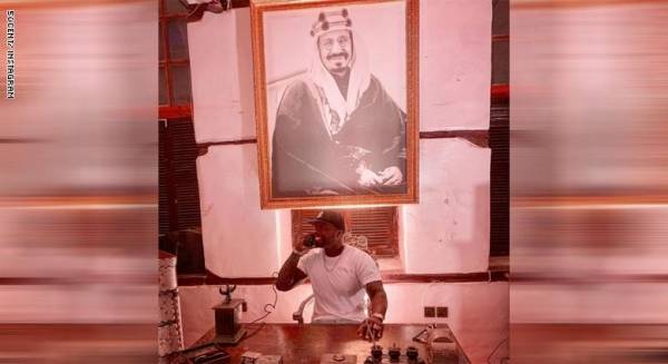 بعد زيارة السعودية .. مغني الراب الأمريكي «50 cent»: اسمي أصبح 50 هلله