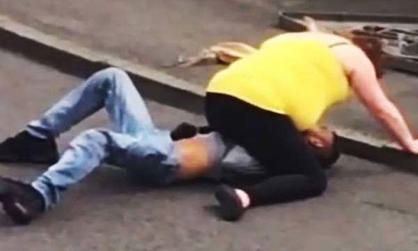 بريطانية تضرب زوجها في الشارع.. وتدخل سريع من الجيران