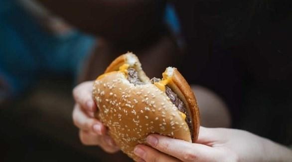 هذا ما يحدث لجسمك عند تناول البرغر!