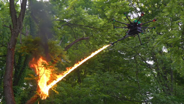 شاهد الفيديو .. طائرة الدرون الحارق بقاذف لهب مدهش !!