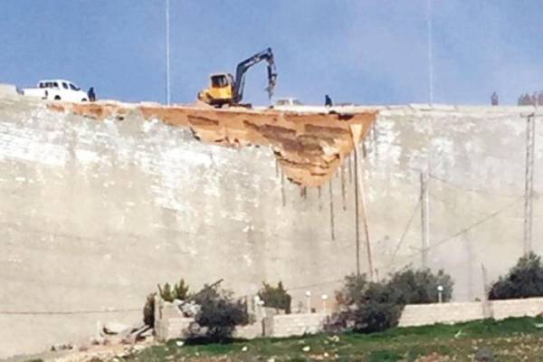 خبير بريطاني لحل مشكلة انهيار جدار في السلط