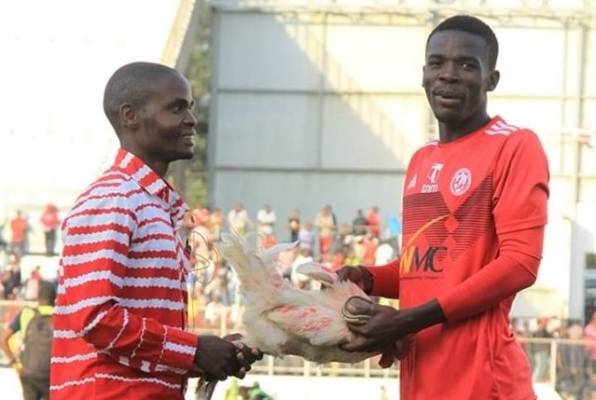 لاعب يتلقى مكافأة دجاجة بعد تألقه في مباراة