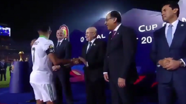 كشف سبب عدم مصافحة محرز لرئيس الوزراء المصري