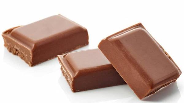 أعطى ابنه إصبعا من الشوكولاتة فتوفي