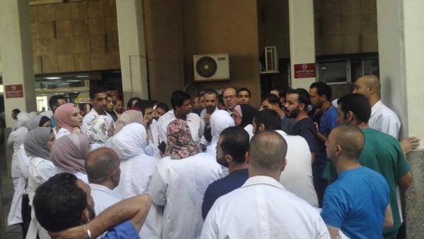 ممرضو مستشفى الجامعة يواصلون اضرابهم عن العمل