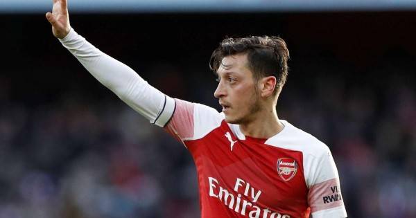 أوزيل يتعرض لهجوم مسلح أمام مطعم.. (صور)