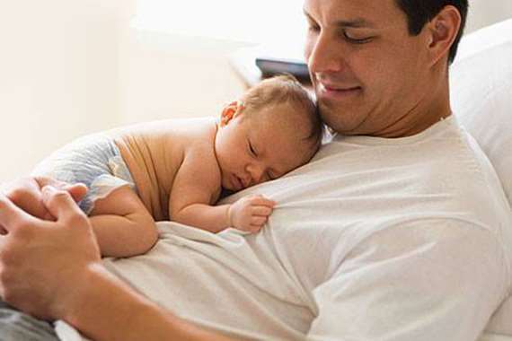 دولة عربية تمنح الآباء «إجازة أبوية» لمدة شهر