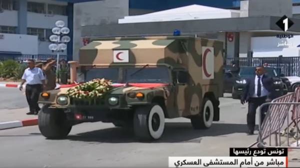 نقل جثمان الرئيس الراحل الباجي قائد السبسي من المستشفى العسكري بالعاصمة نحو قصر قرطاج