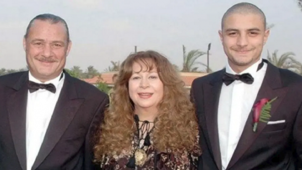 أحمد الفيشاوي ينشر آخر صور له مع والده قبل وفاته