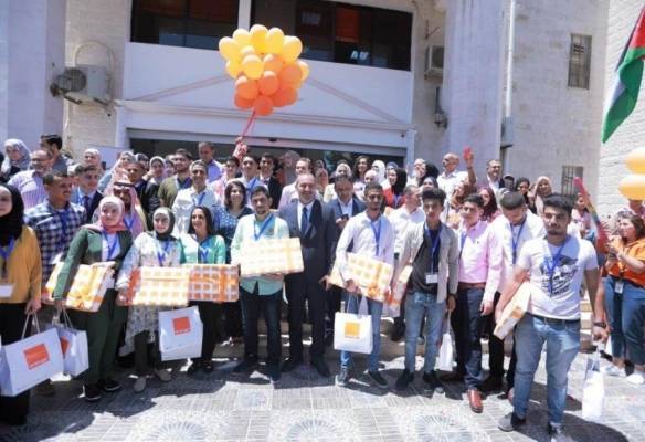 في احتفال التربية والتعليم Orange الأردن تقدم مجموعة من الهدايا لأوائل الثانوية العامة