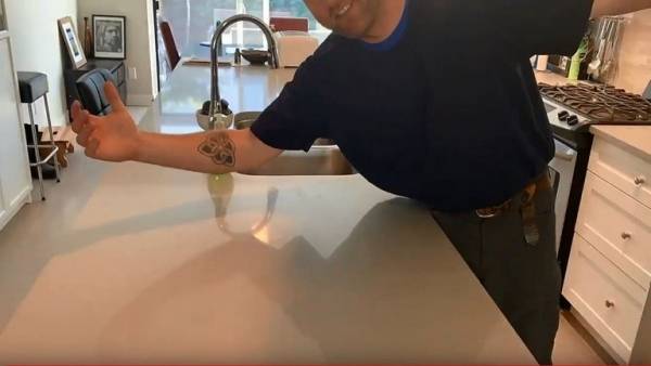 من رجل لزوجته.. فيديو يجتاح الإنترنت!