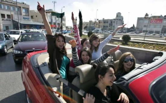 تعليقات ساخرة اجتاحت مواقع التواصل الاجتماعي عقب إعلان نتائج التوجيهي