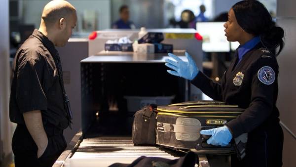 مسافر يفاجئ السلطات الأمريكية بـقاذف صواريخ