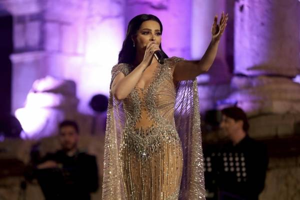 فستان ديانا كرزون بين ايدي النواب.. لمناقشة شفافيته وبريقه