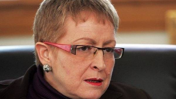 فرار وزيرة جزائرية سابقة إلى فرنسا بعد متابعتها في قضية فساد