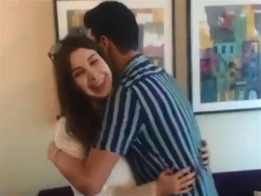 نانسي عجرم تحرج معجبا... لا أحب التبويس (فيديو)