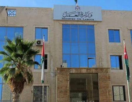 العمل تنفي اي توجه لرفع رسوم تصاريح العمال الوافدين