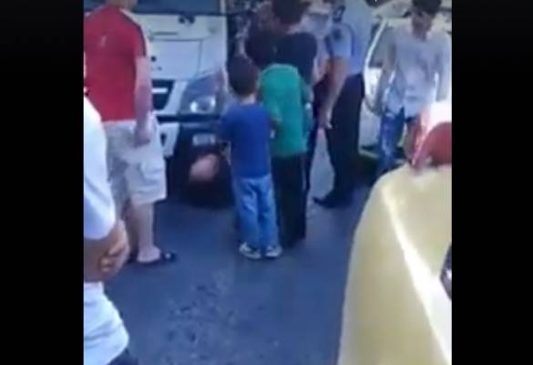 تحقيق حول إلقاء مواطن نفسه أمام مركبة لـالأمانة ...فيديو