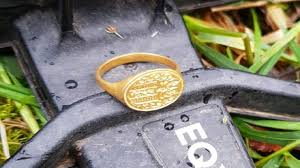 كاشف المعادن يكشف لمعلمة بريطانية كنزا مثيرا