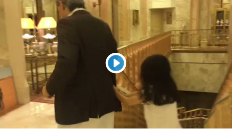 فيديو ظريف..  الوليد بن طلال يُظهره وهو يفرّ هارباً من حفيدته نورا داخل قصره