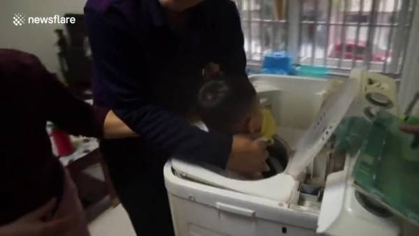 المفرق: إنقاذ طفل علق داخل غسالة