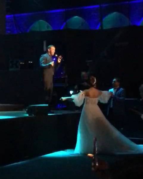 عروسان يحتفلان بزفافهما في حفل كاظم الساهر (فيديو)