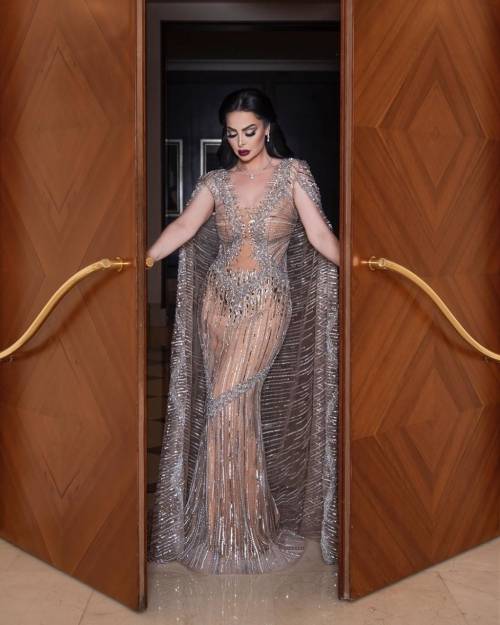 شاهدوا ديانا كرزون عن فستانها المثير للجدل: تأكدت من شفافيته تحت الشمس