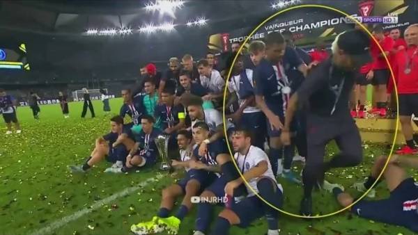 مبابي يطرد نيمار من احتفال كأس السوبر الفرنسي .. فيديو