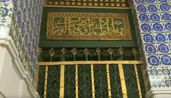 شاهد ماذا تعني الكتابات فوق قبر الرسول صلى عليه وآله وسلم؟