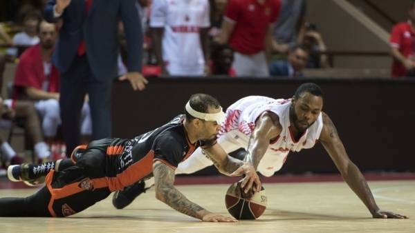 اتحاد كرة السلة الدولي يوقف لاعبا أمريكيا لأنه حامل