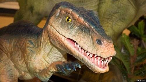 بمشهد غريب .. ديناصور يتجول في الشوارع العامة !! ما قصته؟