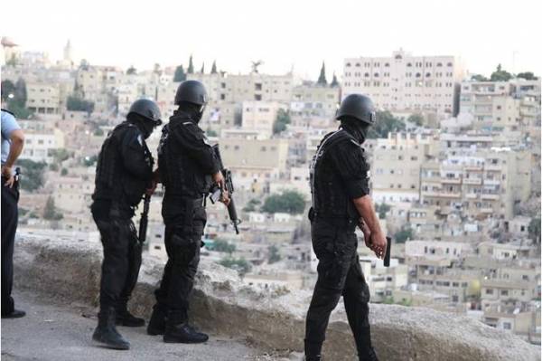 ضبط أسلحة ومخدرات بمداهمة في مرج الحمام