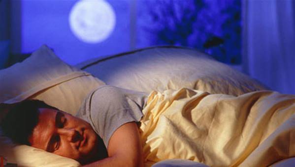 الرجال أم النساء؟ دراسة تكشف من ينام أكثر