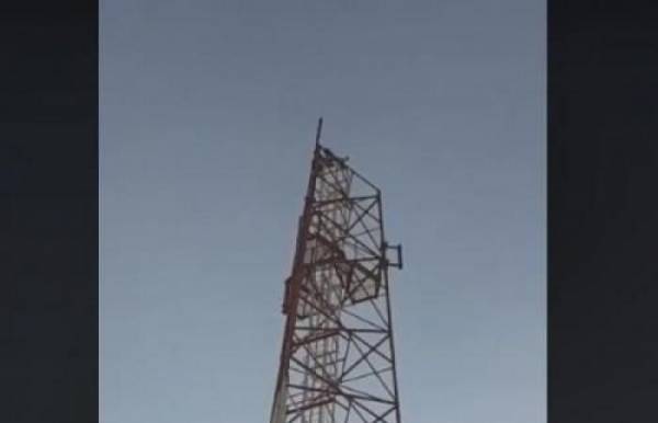 بالصور...فتاة تهدد بالانتحار من أعلى جسر اتصالات بالرصيفة