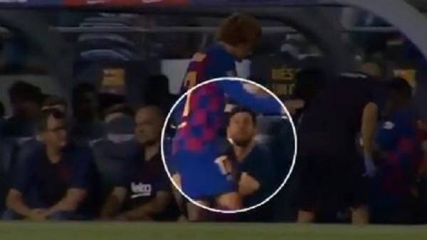 هل تجاهل ميسي نجم برشلونة الجديد غريزمان؟ (فيديو)