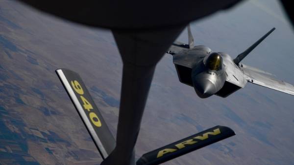 شاهد الصور .. أقوى مقاتلة أمريكية تظهر تالفة في سماء سوريا