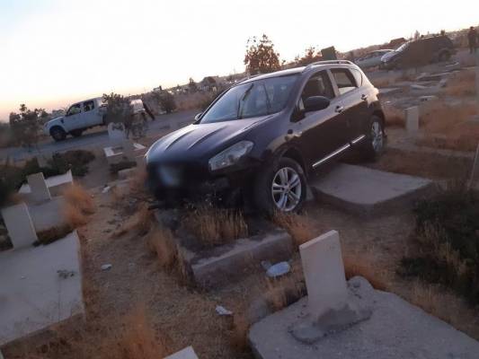 تصادم مركبات واصابات داخل مقبرة سحاب (صور)