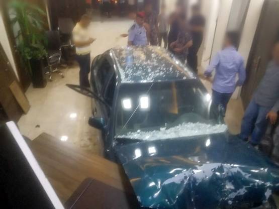 6 اصابات احداها بليغة في حادث اقتحام مركبة لمحل بالمقابلين (صور)