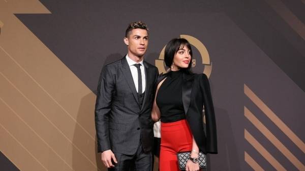 أربعة لاعبين يقارعون رونالدو على جائزة الأفضل