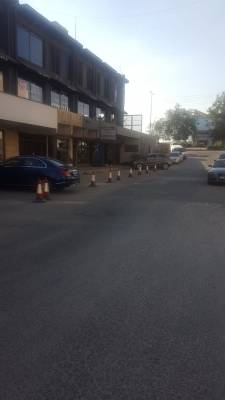 اصحاب محال يحتلون الشوارع ويطلبون مبالغ مالية مقابل ركن السيارات.. اين الامانة والسير ؟! (صور)