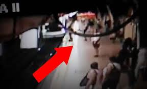 مشهد مرعب.. شخص يركل آخر أمام قطار مسرع.. شاهدوا ماذا حدث للأخير!