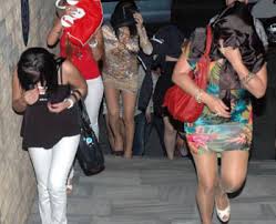 الرابية.. فتيات ليل سكارى يحطمون مركبات مواطنين فجراً !! صورة