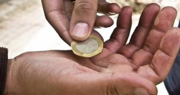 مخدرات بحوزة متسول تنكر بزي امرأة