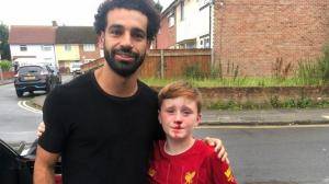 قصة صورة محمد صلاح مع طفل يرتدي قميص ليفربول وينزف من أنفه