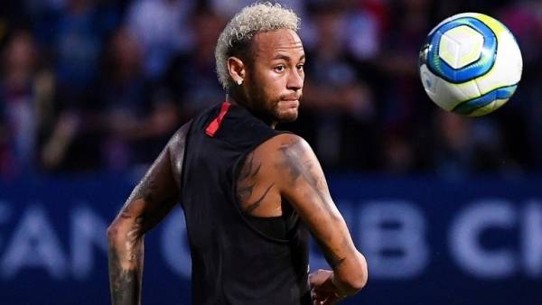 أمام عينيه ومسمعه.. جماهير سان جيرمان تسب نيمار